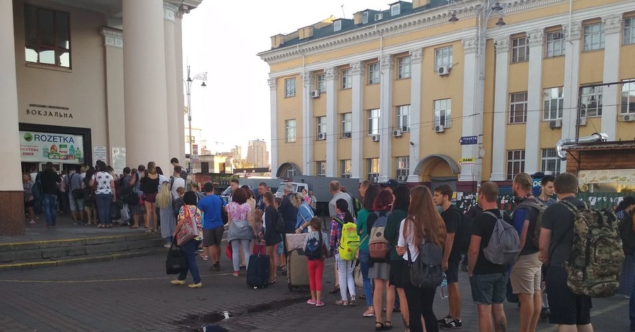 Очередь, длиною в полвокзала: киевляне и гости столицы по 30-40 минут не могут попасть в метро