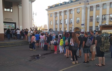 Очередь, длиною в полвокзала: киевляне и гости столицы по 30-40 минут не могут попасть в метро