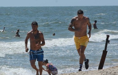 Усик и Ломаченко устроили совместную пробежку на пляже Одессы