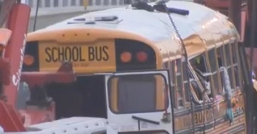 В США перевернулся школьный автобус, пострадали 42 пассажира