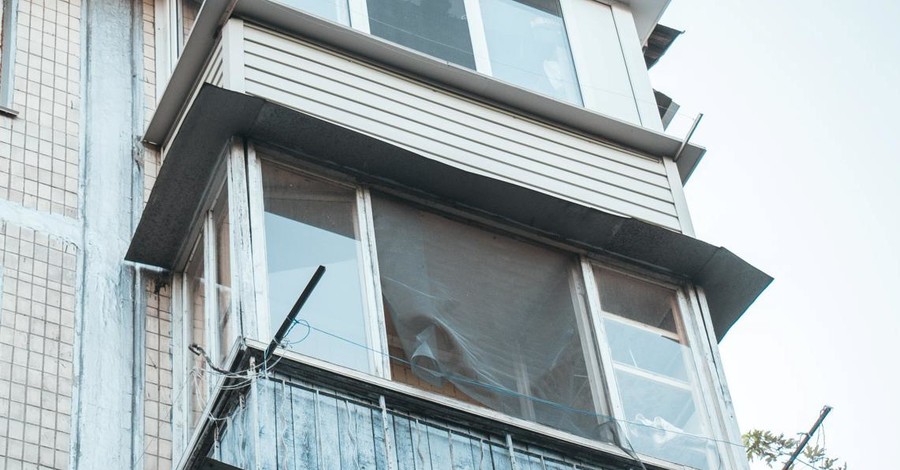 Голый киевлянин выпал с балкона 4 этажа