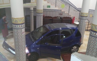 Во Франции водитель протаранил дверь мечети и въехал внутрь