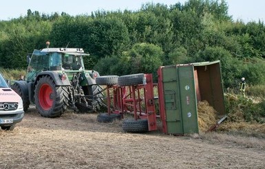 В Германии в кукурузном поле перевернулся экскурсионный трактор 