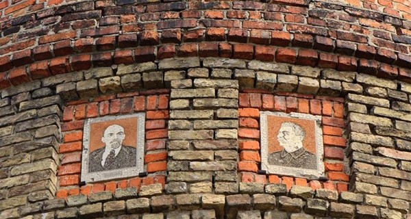В Новгород-Северском нашлись портреты Ленина и Сталина, посмотреть на которые едут туристы из России