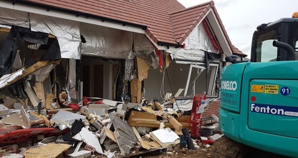 В Великобритании обманутый строитель разрушил возведенные им дома