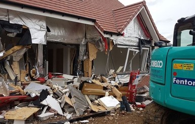 В Великобритании обманутый строитель разрушил возведенные им дома
