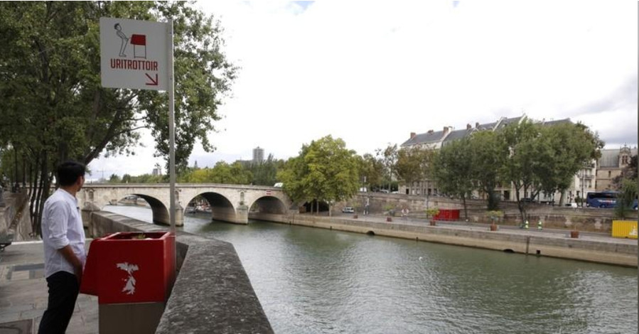 Парижане возмущены новыми уличными писсуарами без кабинок