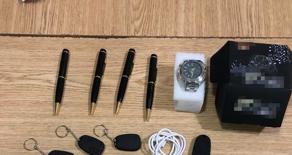 Житель Киева хотел завезти шпионские часы и ручки из России