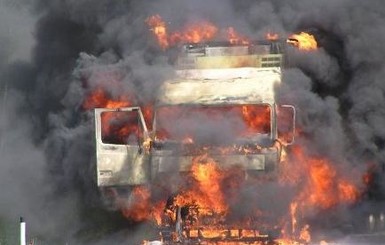 В Киеве на заводе сгорели три грузовика