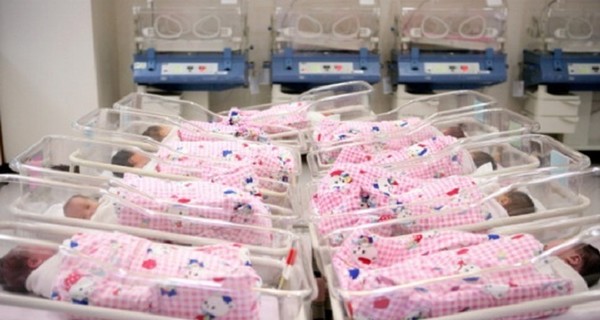 С 1 сентября родителям будут выдавать набор для новорожденных: в него входят 24 вещи
