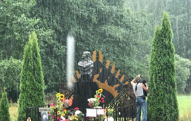 Годовщина гибели Виктора Цоя: на месте ДТП много цветов, несмотря на ливень