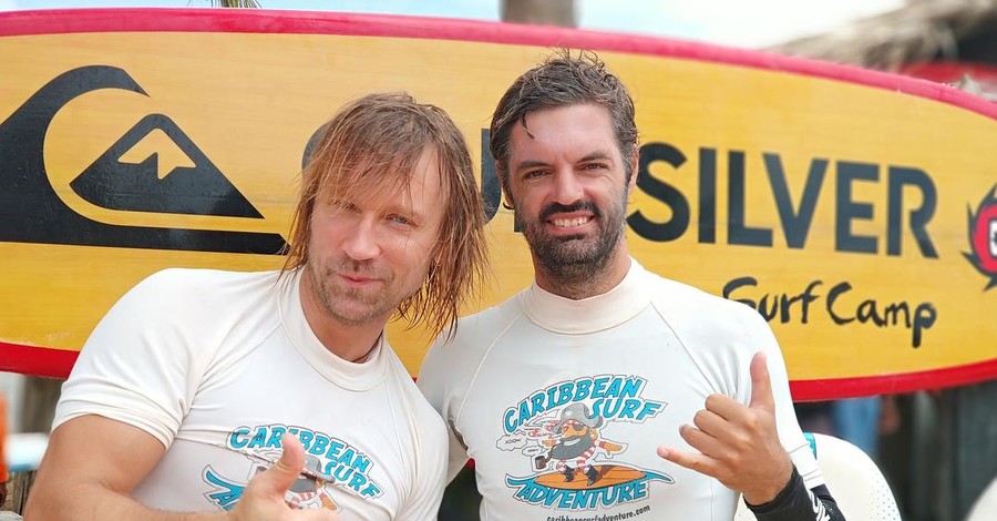Олег Винник показал, как рассекает на серфе в Доминикане