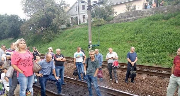 Во Львове пассажиры перекрыли железную дорогу из-за плохой электрички