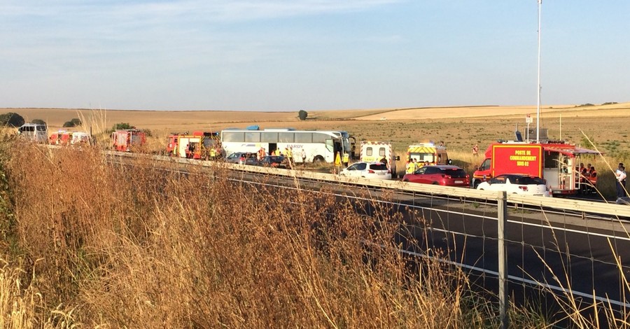 Во Франции грузовик въехал в автобус с детьми, пострадали девять человек