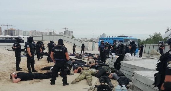В Киеве полиция задержала у застройки 40 вооруженных молодчиков