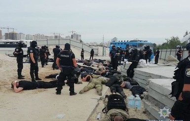 В Киеве полиция задержала у застройки 40 вооруженных молодчиков