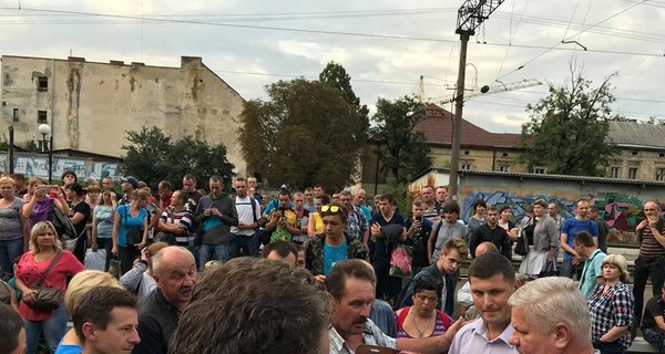 Из-за блокировки электрички во Львове опоздали 10 поездов