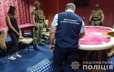 Полицейские нашли в подпольном казино полмиллиона гривен и наркотики