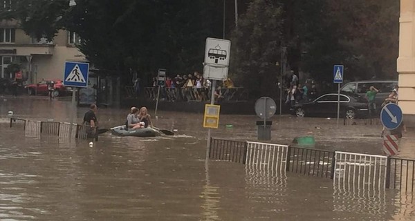 После мощного ливня дороги Львова ушли под воду