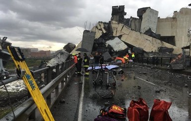 Под завалами моста в Генуе нашли машину с погибшей семьей