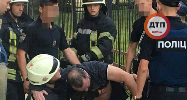 В Киеве мужчину проткнуло штырями металлического забора