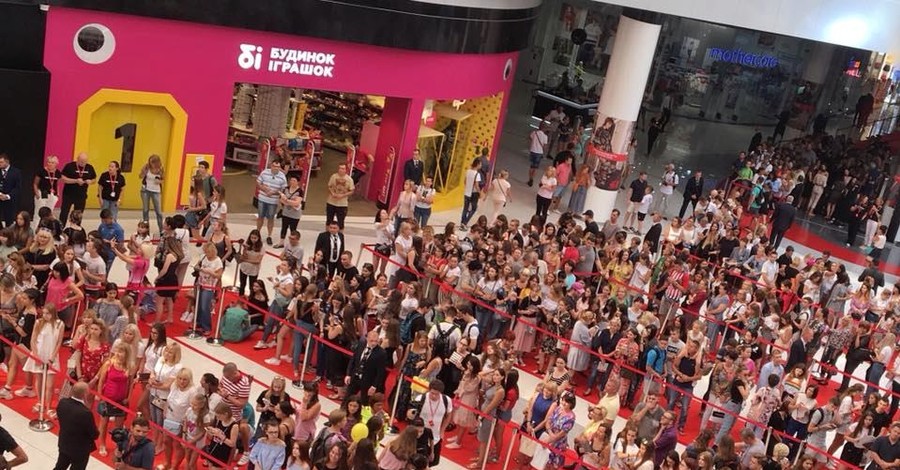 Открытие первого магазина H&M в Украине: тысячи покупателей и пробки в Киеве