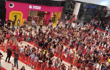 Открытие первого магазина H&M в Украине: тысячи покупателей и пробки в Киеве