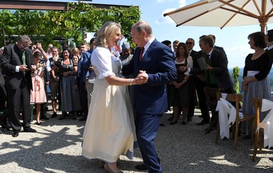 Путин станцевал на свадьбе с главой МИД Австрии