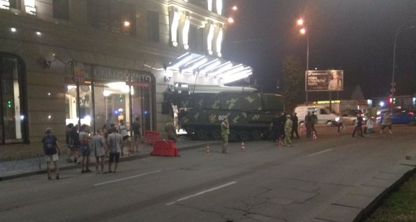 В Киеве после репетиции парада зенитная установка врезалась в здание