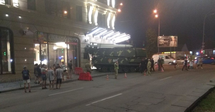 В Киеве после репетиции парада зенитная установка врезалась в здание