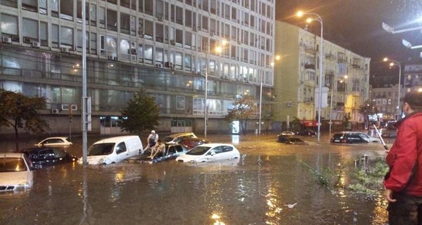 После сильного ливня центр Киева ушел под воду