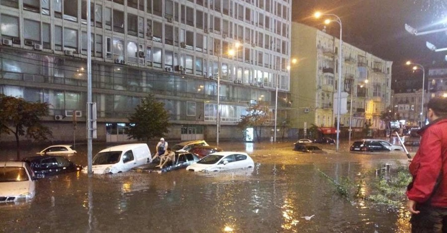 После сильного ливня центр Киева ушел под воду