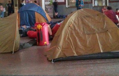 На львовском вокзале в палатках поселились протестующие