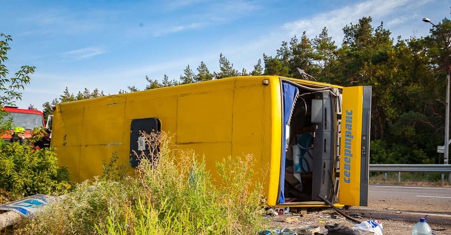 На Днепропетровщине грузовик протаранил автобус, пострадали 16 человек