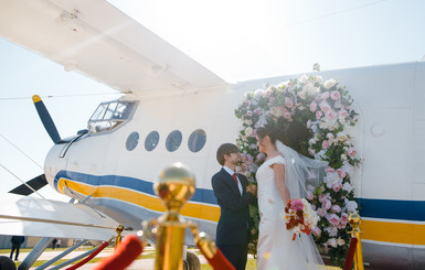 Свадьба под облаками: одесситы попали в Книгу рекордов, расписавшись в самолете