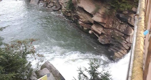 На Прикарпатье 9-летняя девочка упала в водопад 