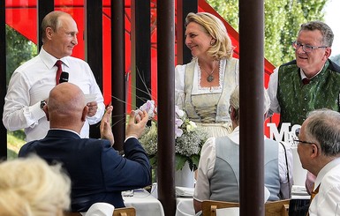 Баянист, сыгравший для австрийского министра: Разговоров о политике не было. Это ж свадьба!