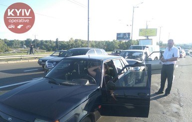 Массовая авария на Северном мосту в Киеве спровоцировала огромную пробку 