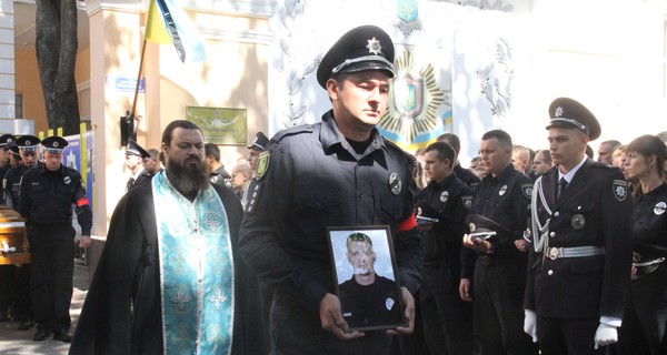 В Харькове простились с убитым 29-летним патрульным