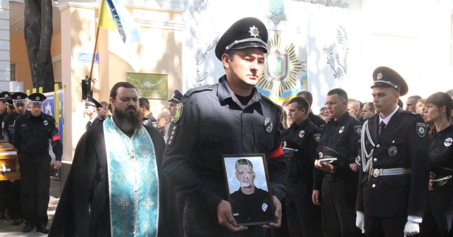 В Харькове простились с убитым 29-летним патрульным