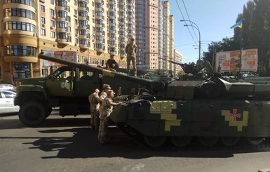 В центре Киева задымился танк