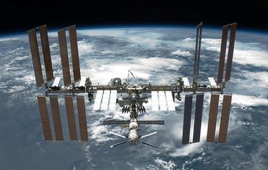 Астронавты NASA сыграли в теннис на МКС