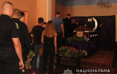 Порошенко посмертно наградил орденом убитого в Харькове полицейского