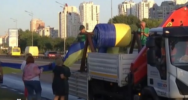 В Киеве разворачивают флаг длиной 2700 метров