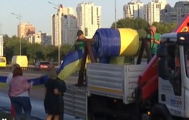 В Киеве разворачивают флаг длиной 2700 метров