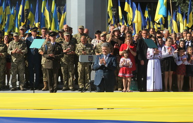 День флага в Днепре: рекордный стяг на рекордном флагштоке, извинения Президента и селфи с министрами