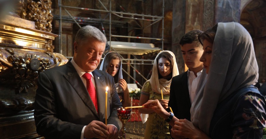 Порошенко с женой и детьми помолился за Украину