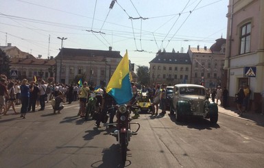В Черновцах провели парад ретро-автомобилей