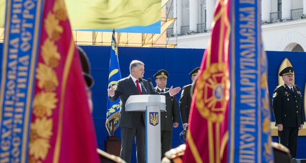 Первый против последнего военного парад Петра Порошенко: как изменилась риторика президента