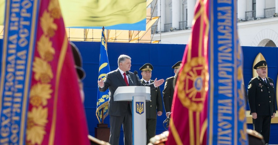 Первый против последнего военного парад Петра Порошенко: как изменилась риторика президента
